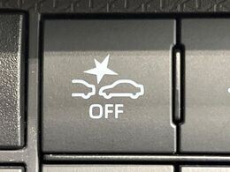 【スマートアシスト】走行中に前方の車両等を認識し、衝突しそうな時は警報とブレーキで衝突回避と被害軽減をアシスト。より安全にドライブをお楽しみいただけます。