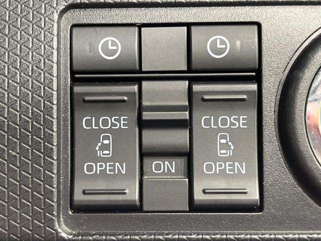 【両側パワースライドドア】スマートキーや運転席のスイッチで後席両側スライドドアの開閉が可能♪電動だから力を入れてドアを開ける必要が無く、小さなお子様でも簡単に開け閉めでき快適です♪