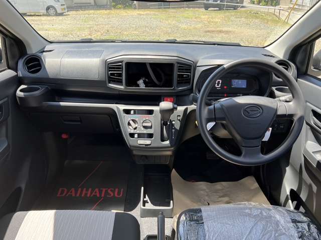 操作しやすいインパネシフトは、運転席と助手席の足元空間を格段に広くしました。