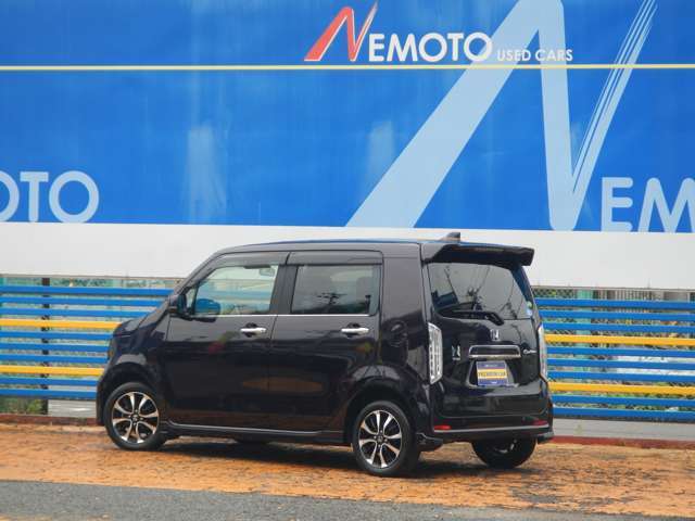 車の左斜め後の画像です。