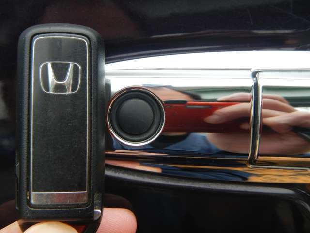 ドアの開け閉めラクラクなスマートキーを装備です。