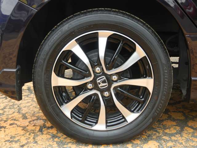 純正アルミを装備です。