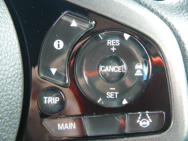 高速道路などで速度を一定に保つクルーズコントロールを装備です。