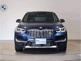 【BMWの伝統】BMWの特徴的な“キドニーグリル”は、80年以上続く伝統の形でございます。変わらないこだわりのデザインが、プレミアムブランド“BMW”を創り出します。