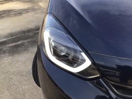 【LEDヘッドライト】大光量で夜道や雨の日の安心感を高めるLEDヘッドライト。周囲の明るさに応じて自動点灯・消灯/ライトの消し忘れも防げるオートライトコントロール付！