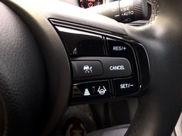 【アダプティブ・クルーズ・コントロール】予め設定した車速内でクルマが自動的に加減速。 前走車との適切な車間距離を維持しながら追従走行し、高速道路でのドライバーの疲労を軽減してくれる嬉しい機能付♪