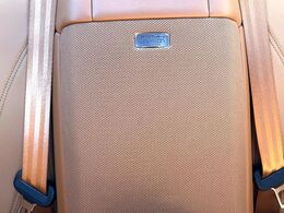 【マークレビンソンサウンドシステム】メーカーオプションの高品位サウンドシステムを搭載。専用のチューニングが施された大小様々なスピーカーから良質なサウンドが奏でられ、臨場感あふれる音響空間を演出します。