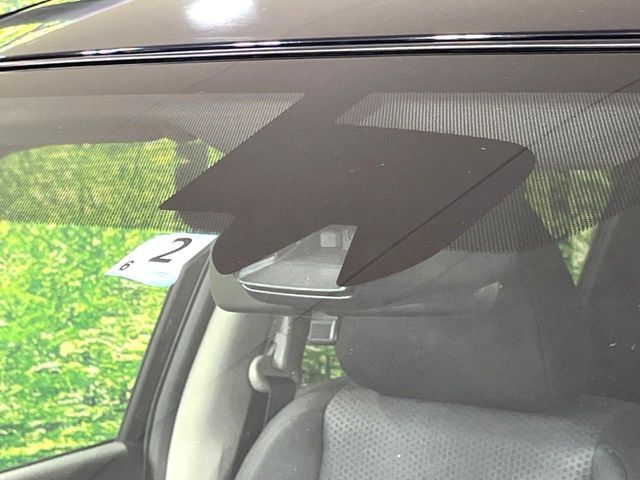 【エマージェンシーブレーキ】走行中に前方の車両等を認識し、衝突しそうな時は警報とブレーキで衝突回避と被害軽減をアシスト。より安全にドライブをお楽しみいただけます。