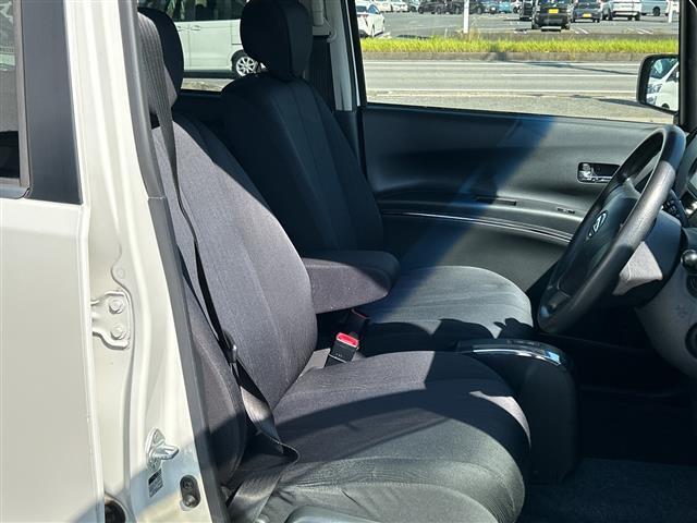 【運転席】座り心地が良いシートなので長時間の運転でも快適にお過ごしいただけます。新品のフロアマットのご注文も可能です。掲載箇所以外にご希望の写真がございましたらお気軽にお問い合わせ下さい。