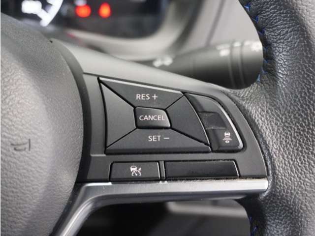 【アダプティブクルーズコントロール】予め設定した車速内でクルマが自動的に加減速。前走車との適切な車間距離を維持しながら追従走行します。