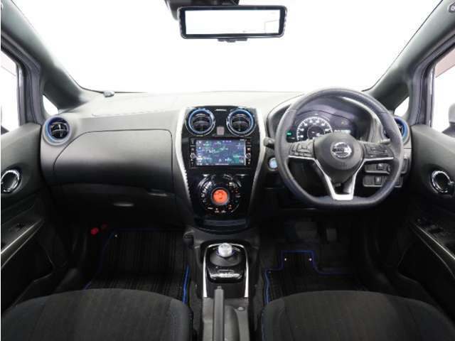 視界広々で運転しやすくロングドライブでも疲れを感じさせないすっきりとまとまったインパネ周りです。
