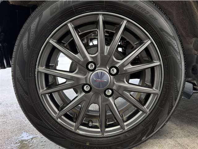 社外アルミホイール装着！社外品なので、車体とアルミホイールが同じ組み合わせのものになかなか巡り合うことがありません。個性溢れるこちらの車、いかがでしょうか。
