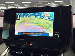 【バックカメラ】駐車時に後方がリアルタイム映像で確認できます。大型商業施設や立体駐車場での駐車時や、夜間のバック時に大活躍！運転スキルに関わらず、今や必須となった装備のひとつです！