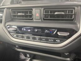 【オートエアコン】一度お好みの温度に設定すれば、車内の温度を検知し風量や温度を自動で調整。暑い…寒い…と何度もスイッチ操作をする必要はありません。快適な車内空間には必須の機能ですね♪
