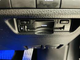 【ETC】有料道路を利用する際に料金所で停止することなく通過できる、ETC車載器（ノンストップ自動料金収受システム機器）が装備されています。セットアップを行うことで利用可能になります。