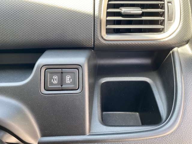 後席両側電動スライドドアです！運転席からも操作可能です！