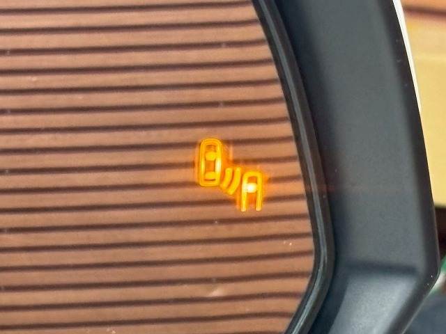 【ブラインドスポットモニター】車線変更時に後方から近づくお車をアラートしてくれます。