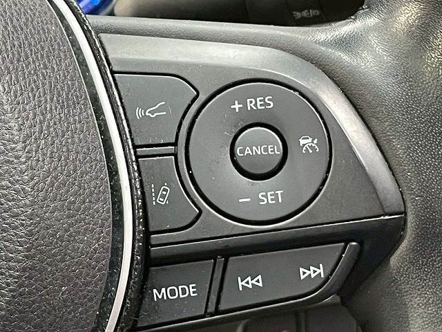 【アダプティブクルーズコントロール】高速走行時に前方のお車を追従してくれるので、長距離ドライブの疲労は大きく軽減されます。