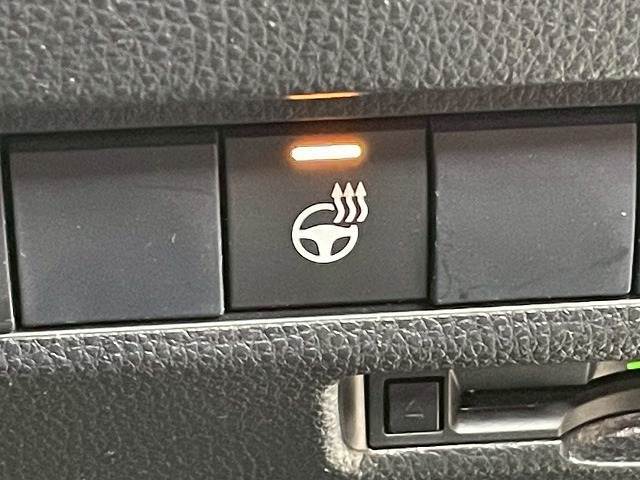 【ステアリングヒーター】を搭載しております。冬にとても心強いアイテムの一つです。