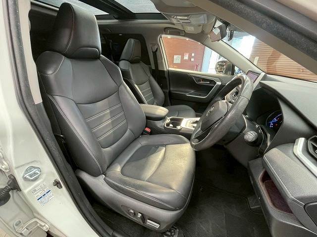 各ブランドのシートカバー取り扱っております、また弊社オリジナルフロアマットもございます。自慢の愛車をアレンジしましょう☆