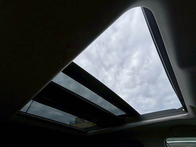 開放感溢れるドライブをお楽しみいただける高級装備の【サンルーフ】を装備。査定アップも見込める人気メーカーオプションです☆