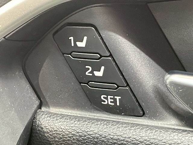 【メモリー機能付きパワーシート】細かな調整ができますので、お好みのシートポジションでメモリー。あとはボタンを押すだけでOKです。