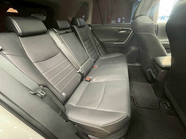 セカンドシートは大人二人が乗っても十分なスペースが確保されております。各種「室内除菌抗菌コーティング」「室内クリーニング」も取り揃えておりますよ。