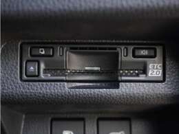 ◆ETC2.0装着◆進化したドライブ体験。料金収受システムだけだったETCが生まれ変わって、高速道路を賢く使うETC2.0に進化しました。多彩な情報サービスが便利で快適なドライブ体験を提供します。