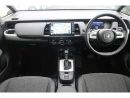 視界広々で非常に運転しやすくロングドライブでも疲れを感じさせないすっきりとまとまったインパネ周りです。