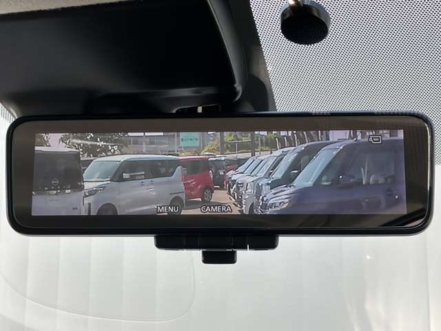 【インテリジェントルームミラー】はリアカメラが車両後方を映し出すので、いつでもクリアな後方視界を確保！夜間や悪天候の運転でも安心です♪