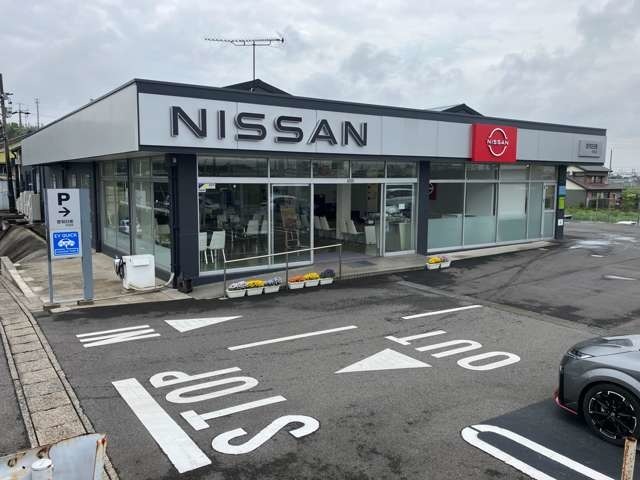 当センターは新車店舗と併設にて営業しております！お車でお越しの際は新車駐車場をご利用下さい。スタッフがお出迎えに伺います！