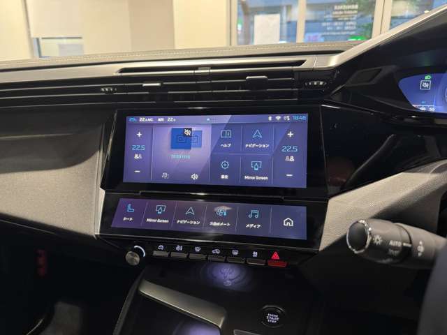 センターディスプレーでは車両設定やスマホ連動でカープレイ/アンドロイドオートに対応します