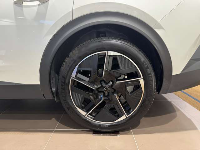 408のデザインにマッチした19インチホイールを採用しています