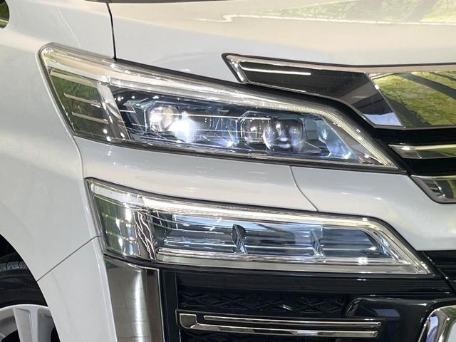 【LEDヘッドライト】悪天候や夜間走行時も良好な視界を確保し安心して運転できる高輝度LEDヘッドライトを装備！点灯速度が早く、消費電力も抑えられています。