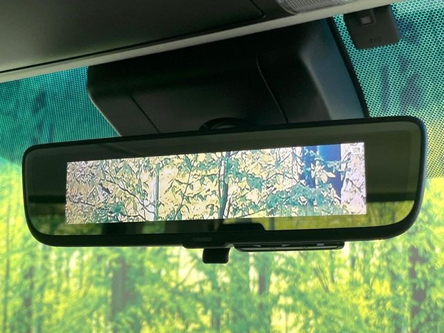 【デジタルインナーミラー】後席の大きな荷物や同乗者で後方が確認しづらい時でも安心！カメラが撮影した車両後方の映像をルームミラー内に表示。クリアな視界で状況の確認が可能です！