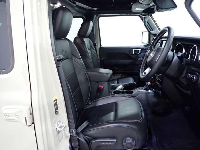 自動車保険について。正規ディーラーだけの特別なブランド保険に加入いただけます。基本補償に加え5つの項目をカバーする「プレミアムプラス」と、長期契約による安定した保険料で、さらなる安心と満足を提供します