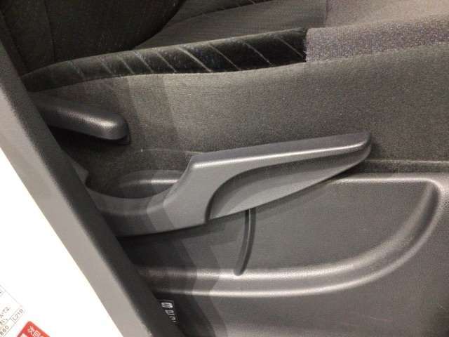 シートハイトアジャスターが付いているので運転姿勢を調整するのに便利ですね。身長に合ったシートポジションは安全運転や疲労軽減にもつながります。