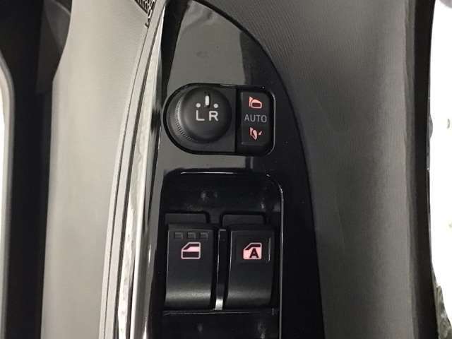 狭い駐車場で便利な電動格納ドアミラーが付いています。