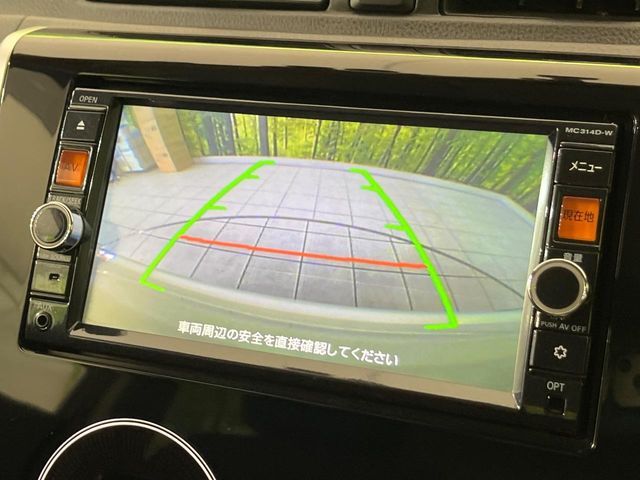 【バックカメラ】駐車時に後方がリアルタイム映像で確認できます。大型商業施設や立体駐車場での駐車時や、夜間のバック時に大活躍！運転スキルに関わらず、今や必須となった装備のひとつです！