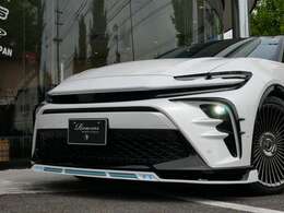 クラウンスポーツのデザインにアジャストしたRowenボディキットがフロントマスクにエレガントな力強さとラグジュアリーな印象を強調させてました。フロントマスクには3点のパーツを装着しております。