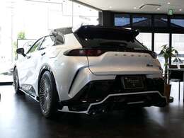 全国登録/納車も可能です。県外や遠方のお客様も、お気軽にお申し付けくださいませ。当社では、多くの県外のお客様へのご納車実績がございますので、商談/ご契約/ご納車までスムーズな対応をさせて頂きます。