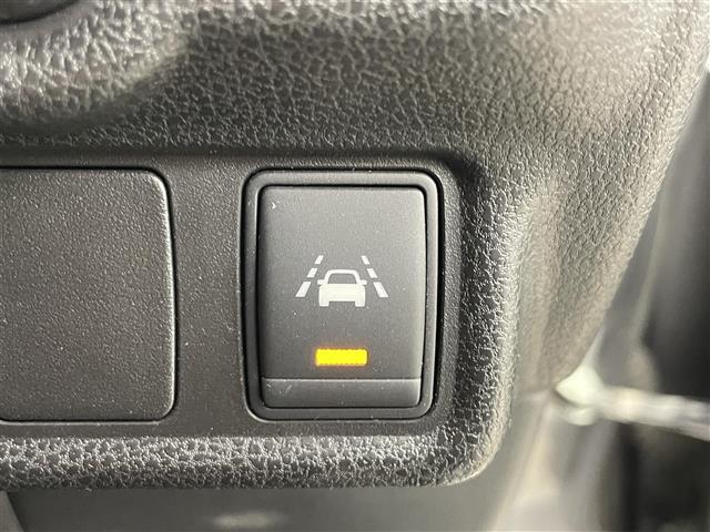 【車線逸脱防止支援システム（インテリジェントLI/LDP）】車線からはみ出しそうになると、車線内を走行するようにステアリング操作をサポートします！機能には限界があるためご注意ください。