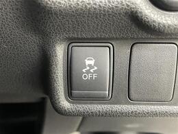 【横滑り抑制機能】雨や雪で滑りやすい路面などで横滑りが発生した時、ブレーキとエンジン出力を自動的にコントロールし、優れた車両安定性を実現します！