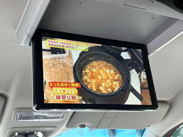 純正大画面フリップダウンモニター！後席シートに乗車している方もテレビやDVDを楽しめます♪