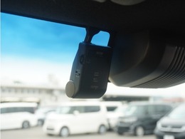 ◆ドライブレコーダー◆映像・音声などを記録する自動車用の装置です。　もしもの事故の際の記録はもちろん、旅行の際の思い出としてドライブの映像を楽しむことができます。
