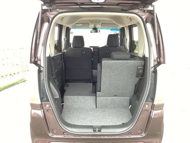 自社整備工場で点検整備をおこなってからお渡ししています。車検が残っている場合は『12ヶ月点検整備』を、車検整備付きの場合は『車検整備』をおこないます。整備費用は車両本体価格に含まれています。