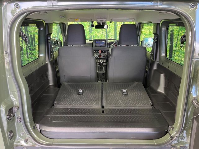 後席を格納すると、これだけの広さが！シーンに合わせたシートアレンジで、大きな荷物も積むことが出来ます♪