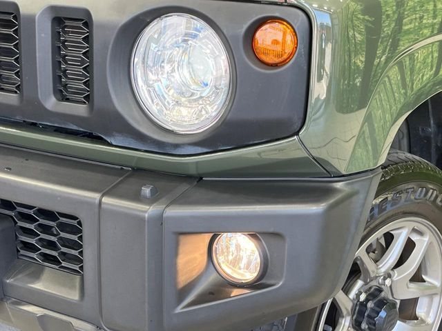 【LEDヘッドライト】悪天候や夜間走行時も良好な視界を確保し安心して運転できる高輝度LEDヘッドライトを装備！点灯速度が早く、消費電力も抑えられています。