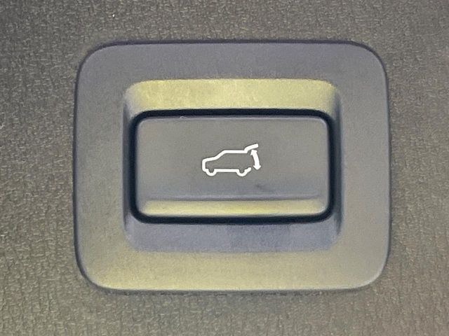 【パワーバックドア】スマートキーや運転席のボタンを押すだけでリアゲートが自動で開閉します！荷物を持っている時や、高い位置にあるバックドアを閉める際に便利な機能です♪