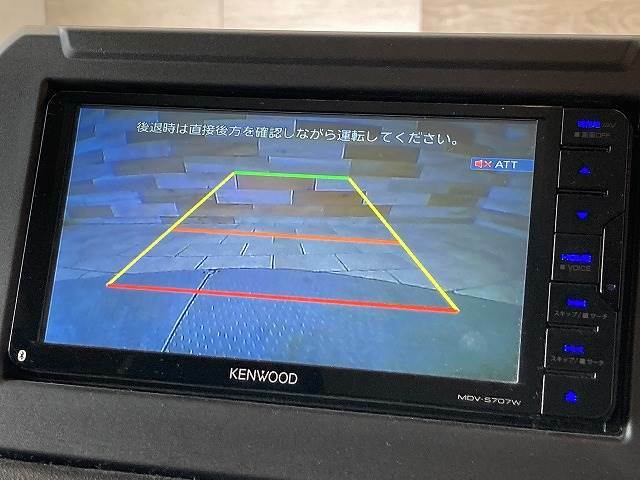 【カラーバックモニター】を装備しております。リアの映像がカラーで映し出されますので日々の駐車も安心安全です。